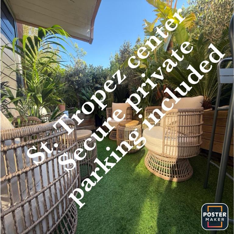 un jardin avec un panneau indiquant « Happy Gardening Quarterly » dans l'établissement Saint Tropez centre parking et jardin privé inclus, à Saint-Tropez