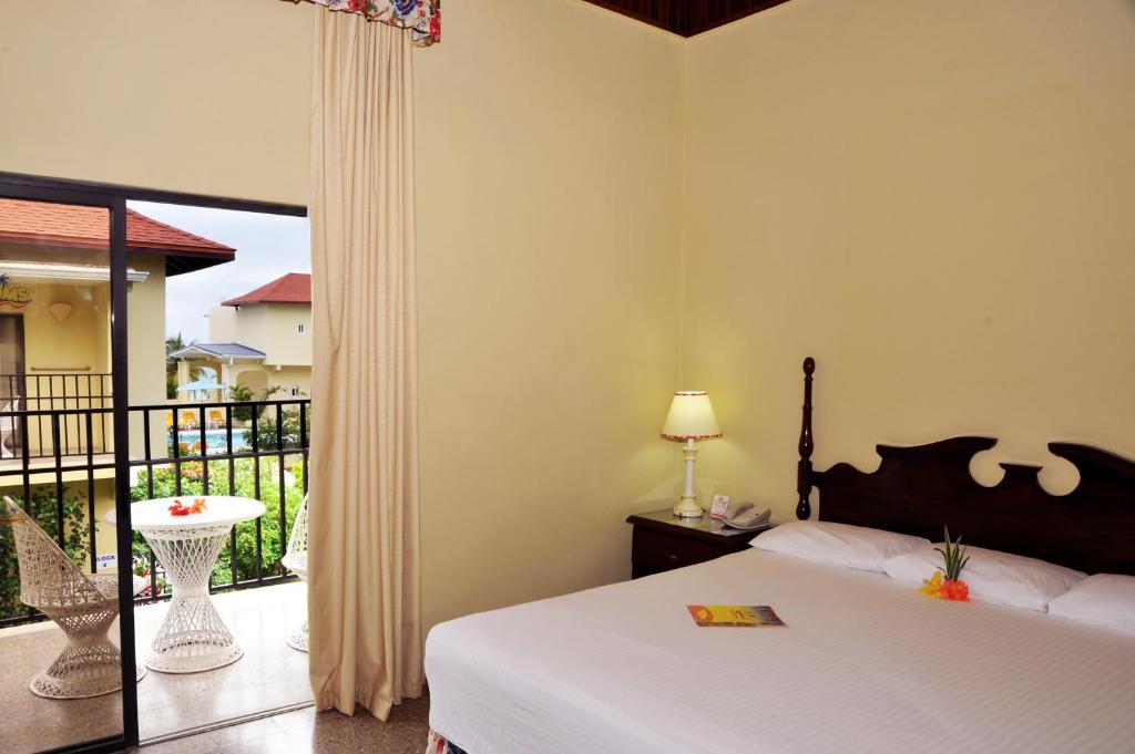 Postel nebo postele na pokoji v ubytování Rooms On The Beach Negril