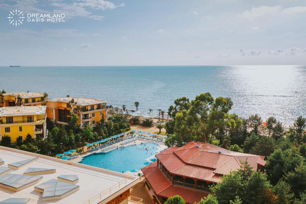 een luchtzicht op het zwembad en de oceaan bij Dreamland oasis in Chakvi