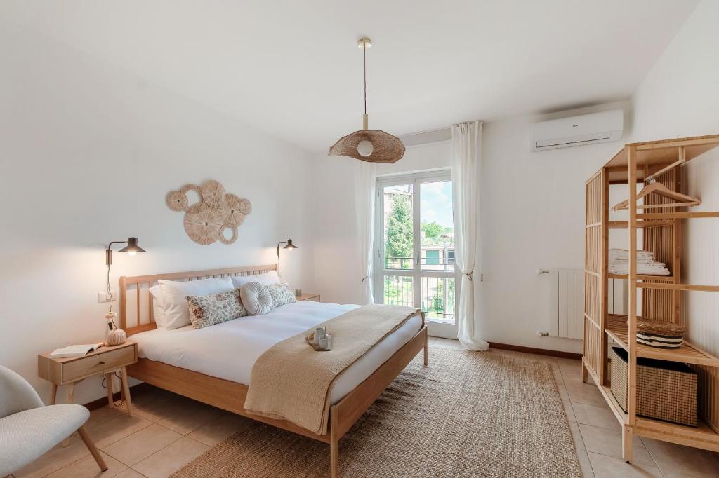 Ένα ή περισσότερα κρεβάτια σε δωμάτιο στο Moonlight - by MyHomeInComo