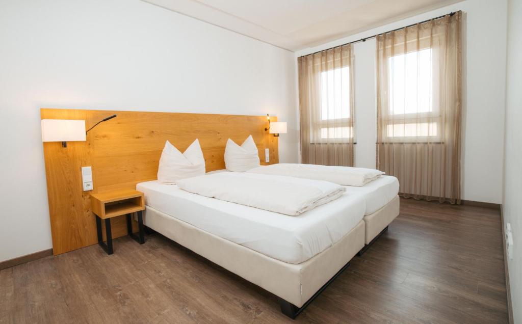 Postel nebo postele na pokoji v ubytování Hotel Poellners 20 min von München Hbf