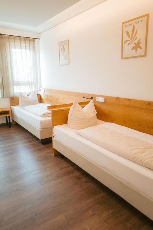 Postel nebo postele na pokoji v ubytování Hotel Poellners 20 min von München Hbf