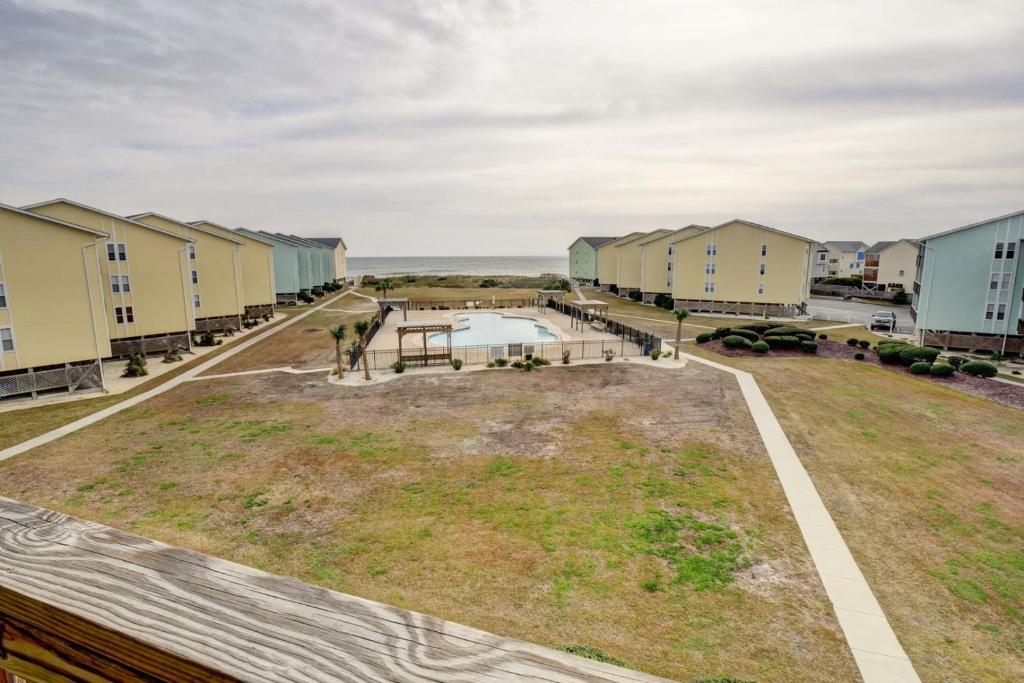een uitzicht vanaf het balkon van een gebouw met een tuin bij Surf Condos 531 in Surf City