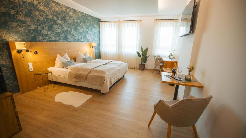 Postel nebo postele na pokoji v ubytování Hotel Poellners 20 min von München Hbf