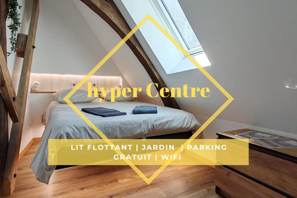a bedroom with a bed with a yellow frame at L'Hibou de la Cathédrale - Hyper Centre - Jardin - Wifi in Troyes