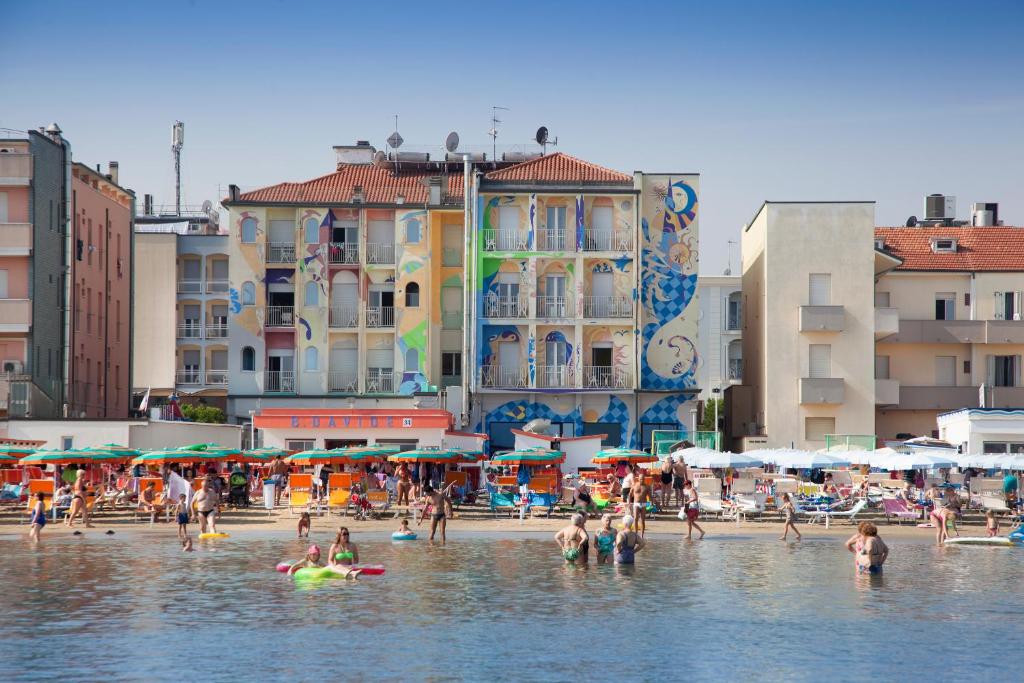 un gruppo di persone in acqua in spiaggia di Hotel Stella Maris a Cesenatico