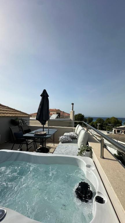 Bazén v ubytování Marilena Mare Seaside & Jacuzzi House 50meters from sea nebo v jeho okolí