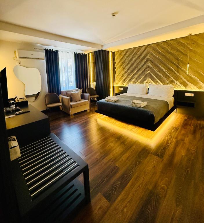Postel nebo postele na pokoji v ubytování Tirana Central Rooms
