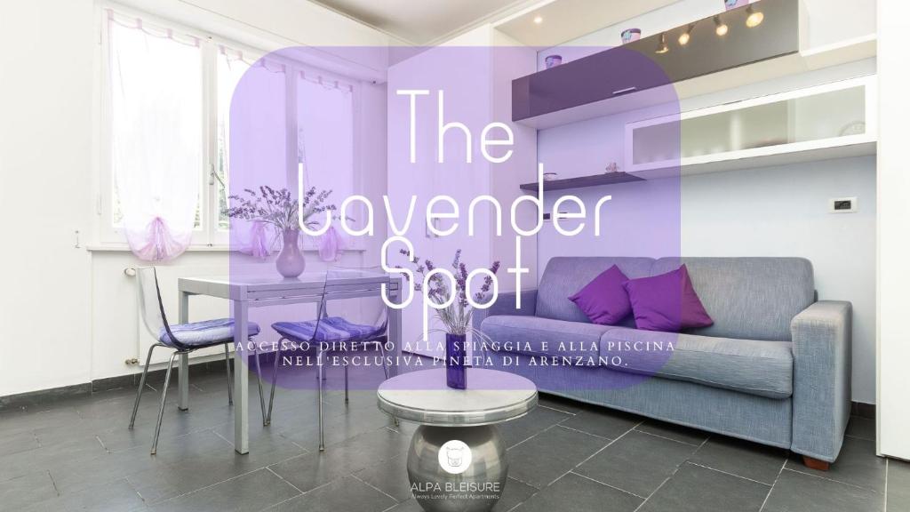アレンツァーノにある"The Lavender Spot" con accesso alla spiaggia e alla piscina nell'esclusiva Pineta di Arenzanoの紫色のリビングルーム(ソファ、テーブル付)