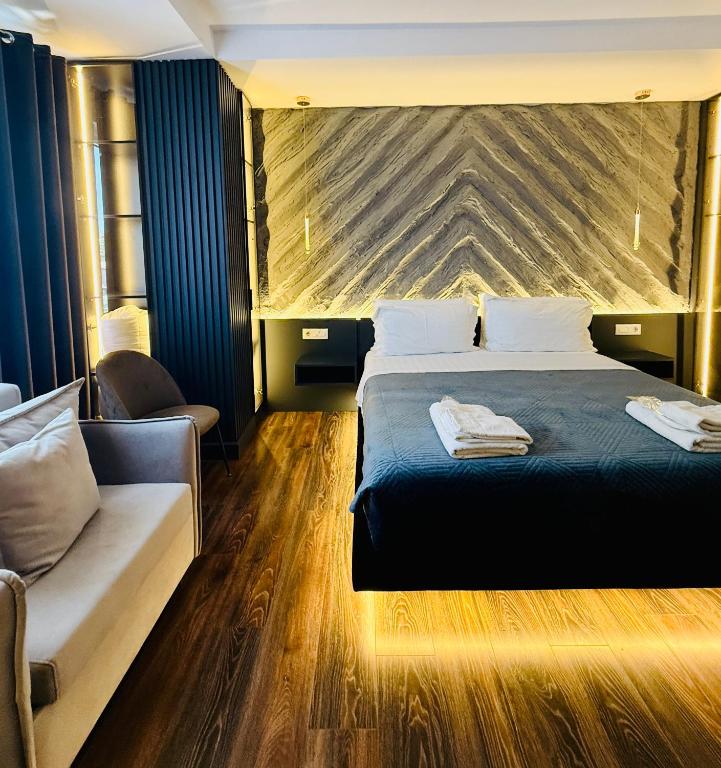 Postel nebo postele na pokoji v ubytování Tirana Central Rooms