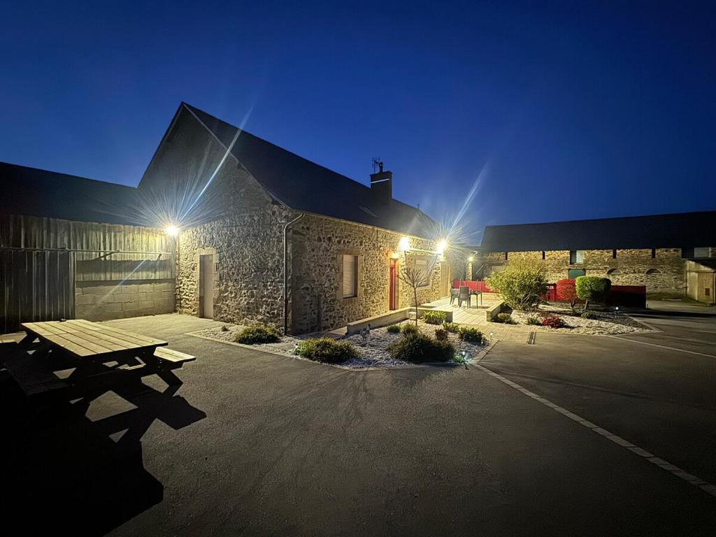 BallotsにあるLe gîte Lyloniの夜間の建物前のピクニックテーブル
