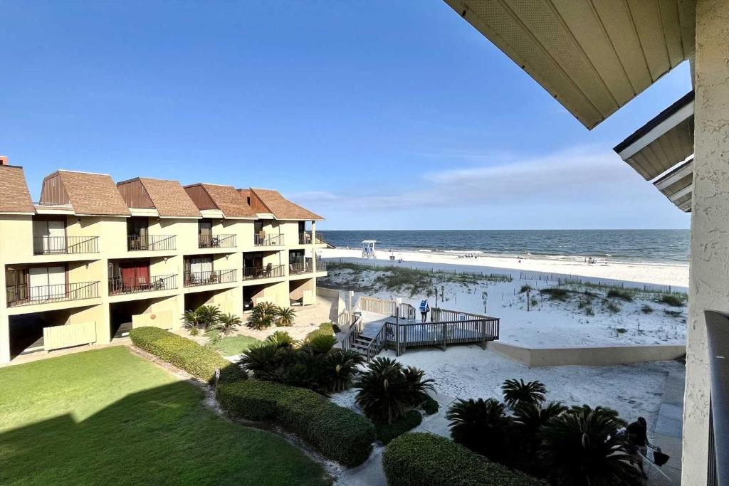 Blick auf ein Resort mit Strand und Meer in der Unterkunft Gulfside Townhome 6 townhouse in Gulf Shores