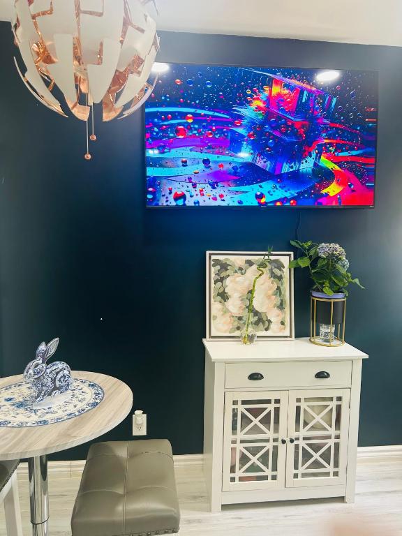 TV a/nebo společenská místnost v ubytování Fancy Studio Private Entrance