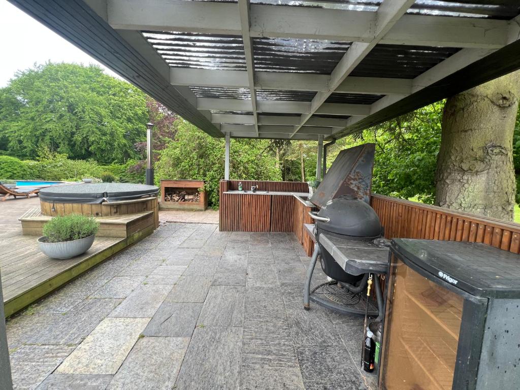 Zahrada ubytování Villa with private pool and jacuzzi