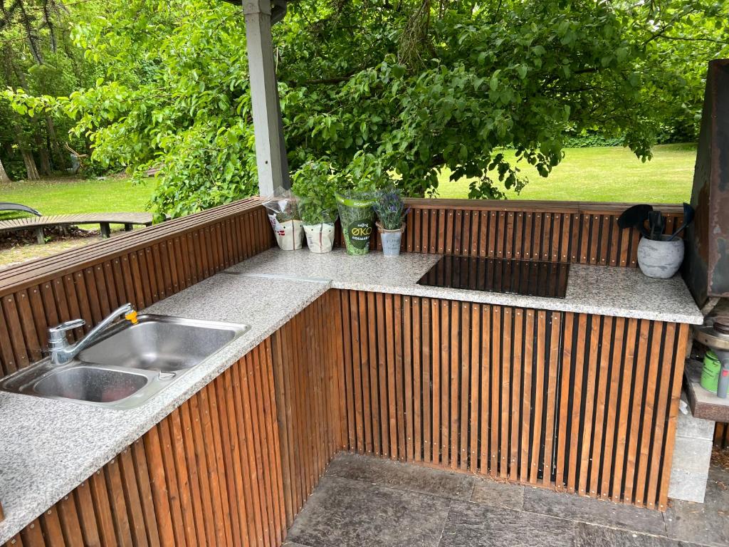 Zahrada ubytování Villa with private pool and jacuzzi
