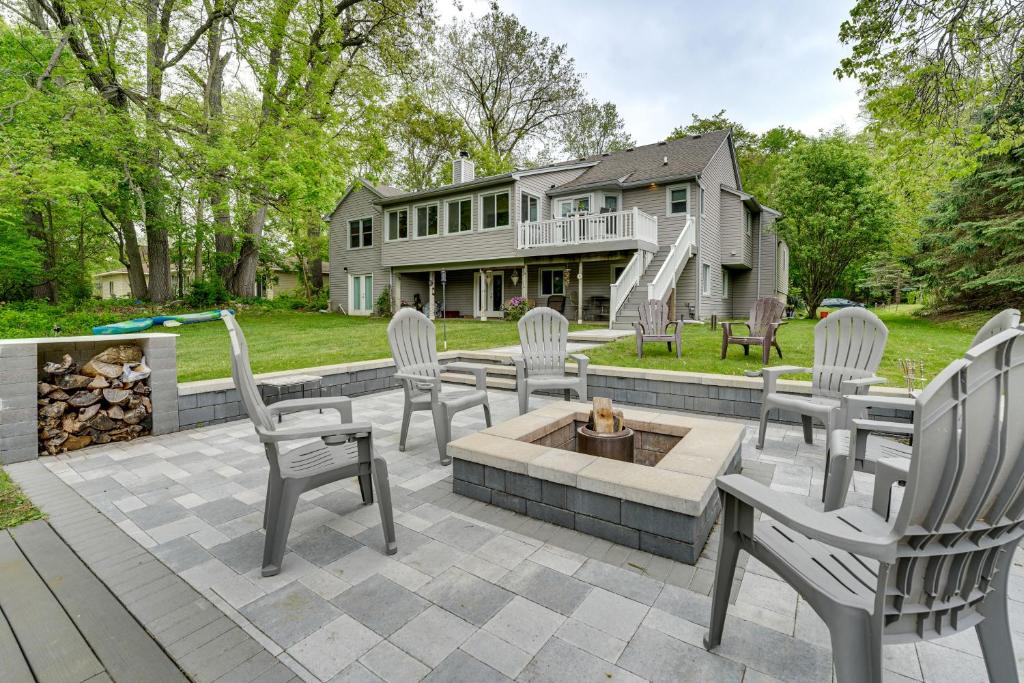 Fotografie z fotogalerie ubytování Game Room and Fire Pit Canal-Front Commerce Home v destinaci Oakley Park