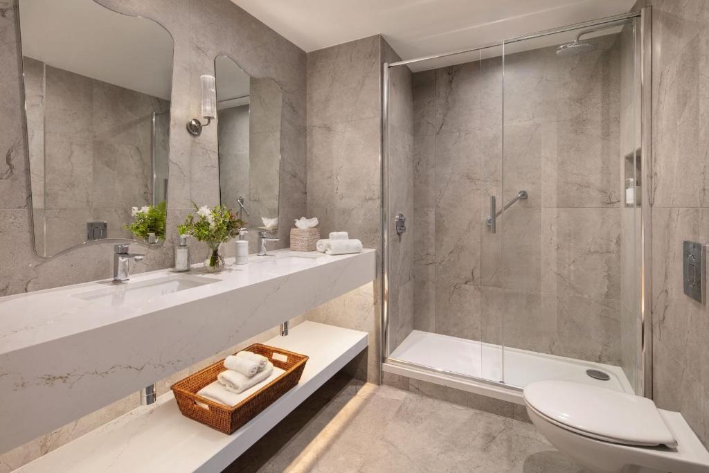 Bilik mandi di Killarney Royal Townhouse
