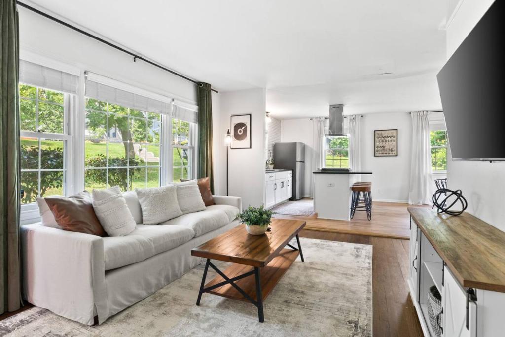 TV a/nebo společenská místnost v ubytování Cozy House in Trendy East Nashville with a Patio and Grill