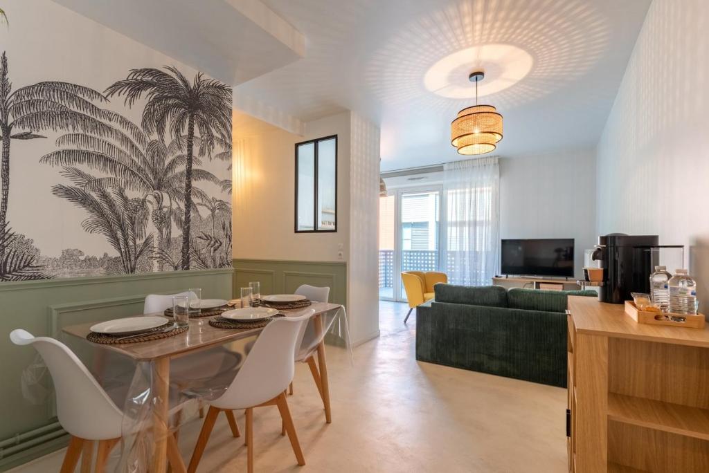 un salon avec une table et un canapé dans l'établissement OIQIA • Bucolie, à Rouen