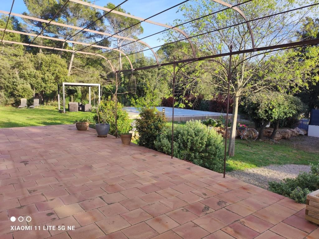 Photo de la galerie de l'établissement Chez Catherine et Joël "chambre avec piscine et cuisine d'été", à Sillans-la-Cascade