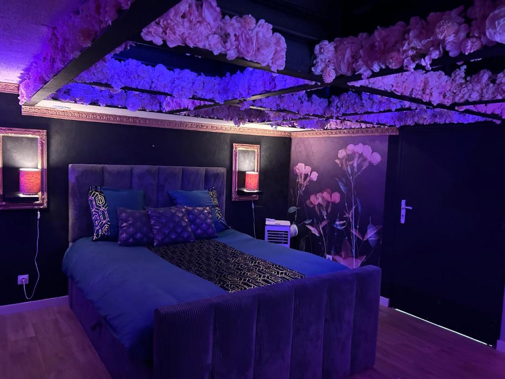- une chambre violette avec un lit à éclairage violet dans l'établissement Beautys Spa, à Lens