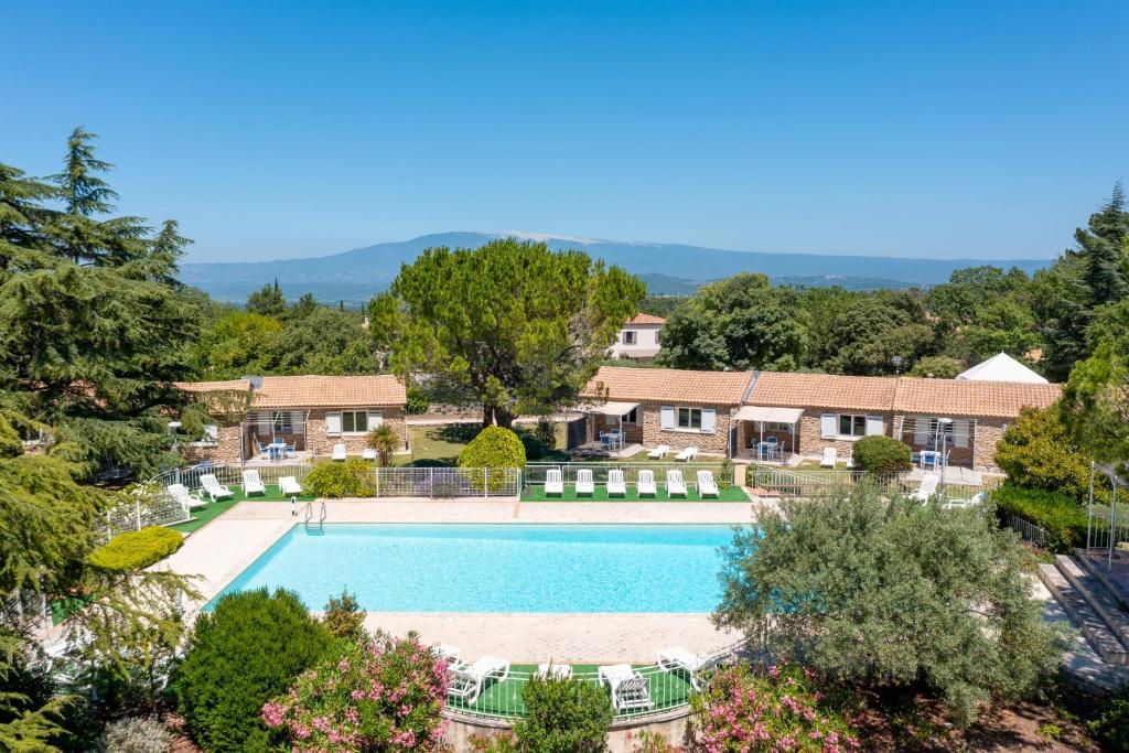 une image d'une piscine entourée de chaises et d'arbres dans l'établissement Stone cottage in leafy residence, à La Roque-sur-Pernes