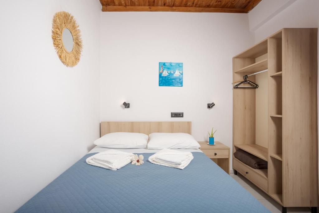 Postel nebo postele na pokoji v ubytování Finikas Resort Sfakia - Seaside Rooms