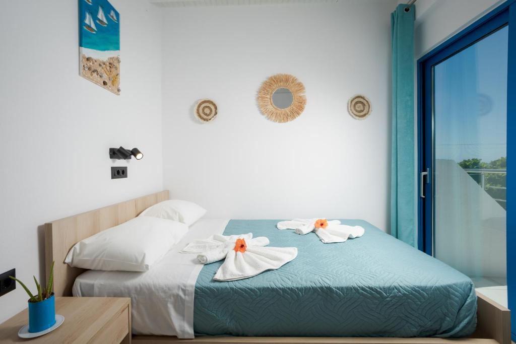 Postel nebo postele na pokoji v ubytování Finikas Resort Sfakia - Seaside Rooms
