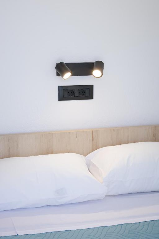 Postel nebo postele na pokoji v ubytování Finikas Resort Sfakia - Seaside Rooms