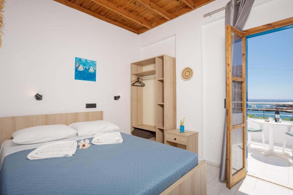 Postel nebo postele na pokoji v ubytování Finikas Resort Sfakia - Seaside Rooms