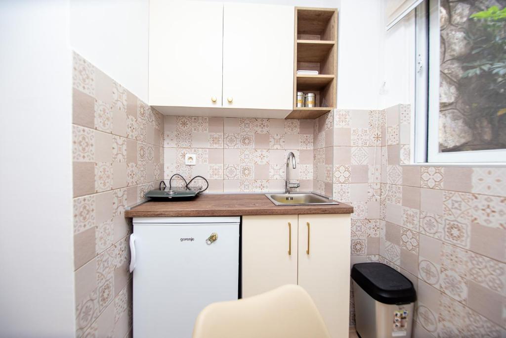 Kuhinja ili čajna kuhinja u objektu Jadran Apartments