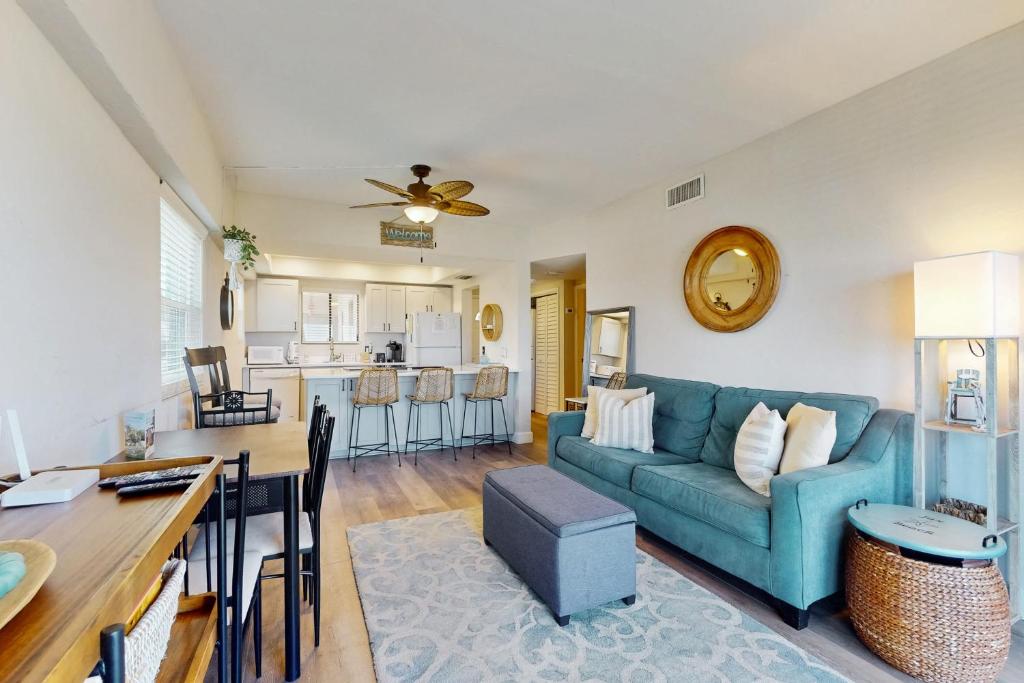 Posezení v ubytování Modern oceanfront condo with outdoor pool, balcony, & washer/dryer