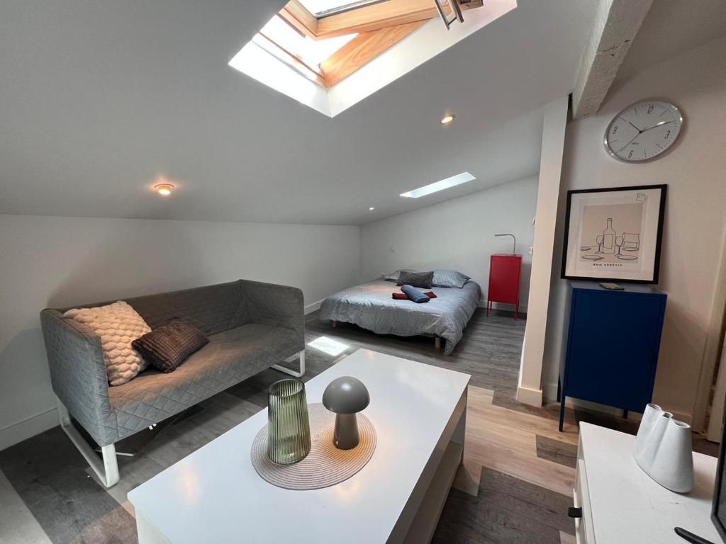 un salon avec un canapé et un lit dans l'établissement Hyper center - proche to Matabiau train station, à Toulouse