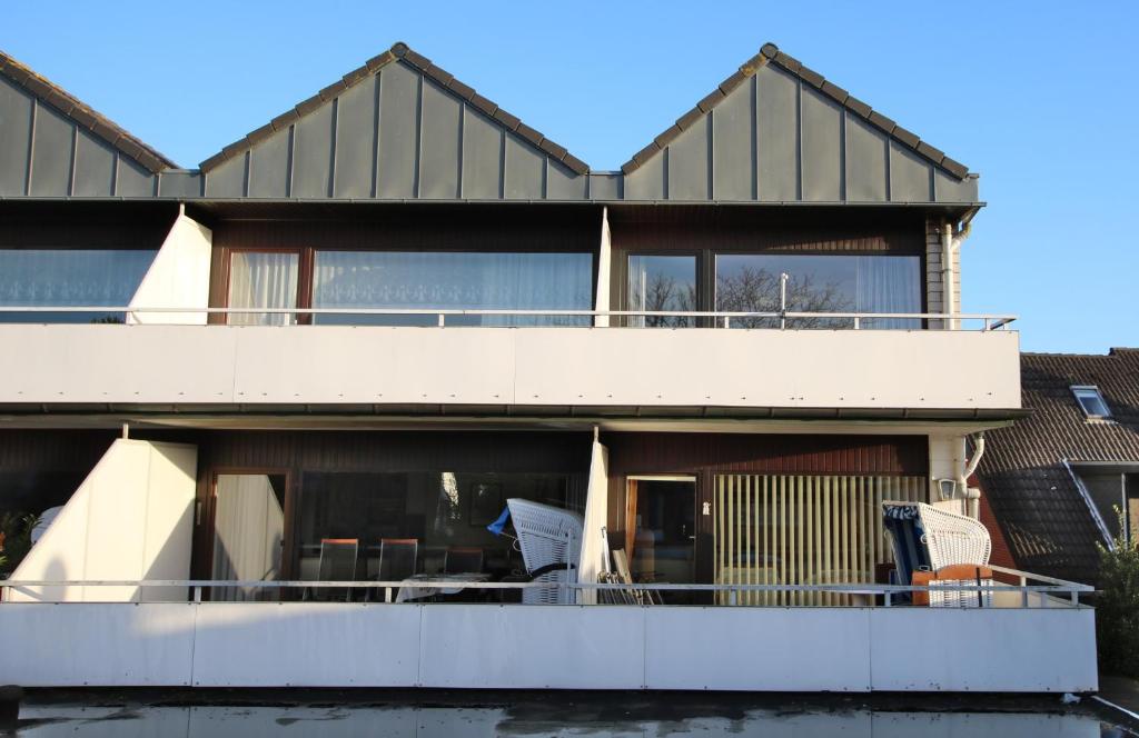 a house with a balcony with chairs on it at Gro_e Stra_e 19_ Whg_ 5 in Wyk auf Föhr