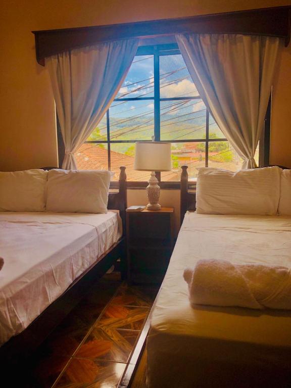 Postel nebo postele na pokoji v ubytování Hostal Marias