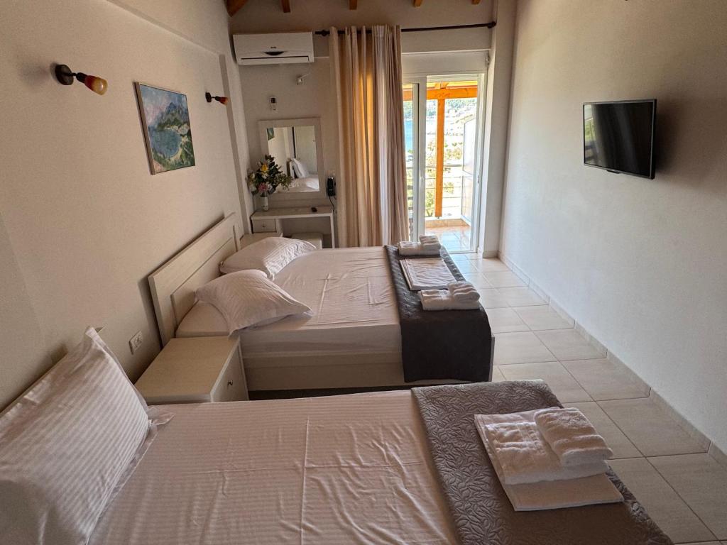 Postel nebo postele na pokoji v ubytování George Hotel Rooms&Suites