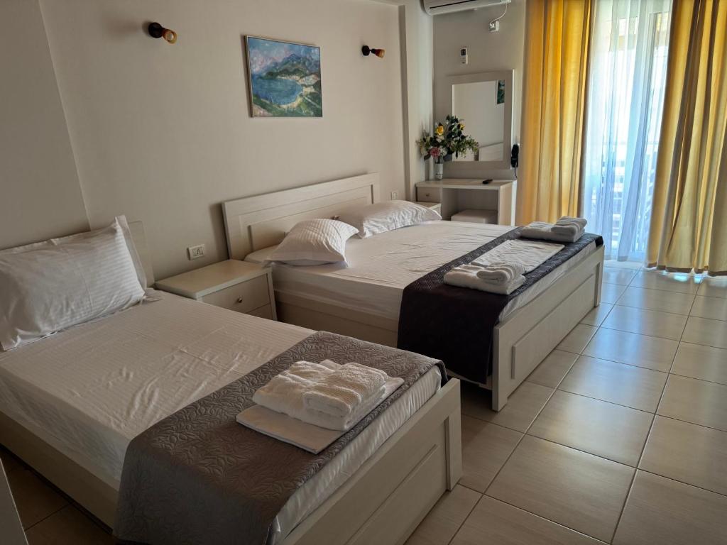 Postel nebo postele na pokoji v ubytování George Hotel Rooms&Suites