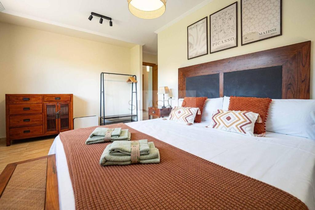 Un dormitorio con una cama grande con dos toallas encima. en Casina de Arroes By Silastur, en Arroes