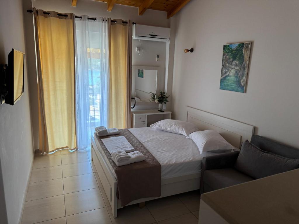 Postel nebo postele na pokoji v ubytování George Hotel Rooms&Suites