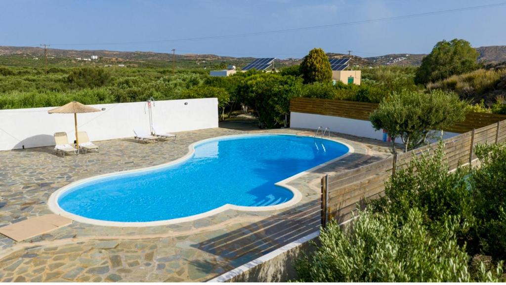 Bazén v ubytování Rousolakos Pool Apartments nebo v jeho okolí