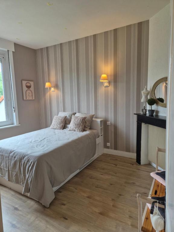 Postel nebo postele na pokoji v ubytování Maison de Caractère 4-8 Pers