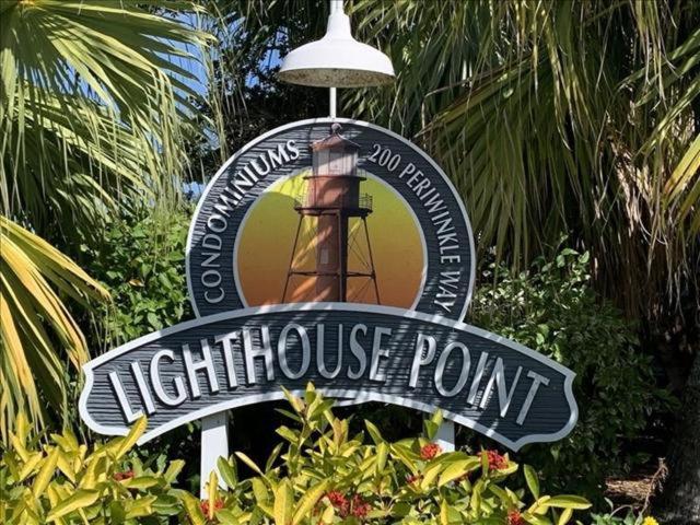 Un cartel que indica un punto de faro con un poste de luz en Lighthouse Point 121, en Sanibel