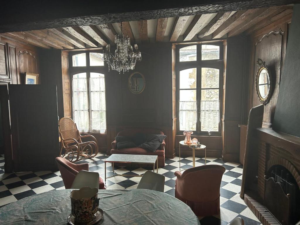 ボージョンシーにあるMaison de Beaugency centre boîte à clefs vélos dans la maisonのギャラリーの写真