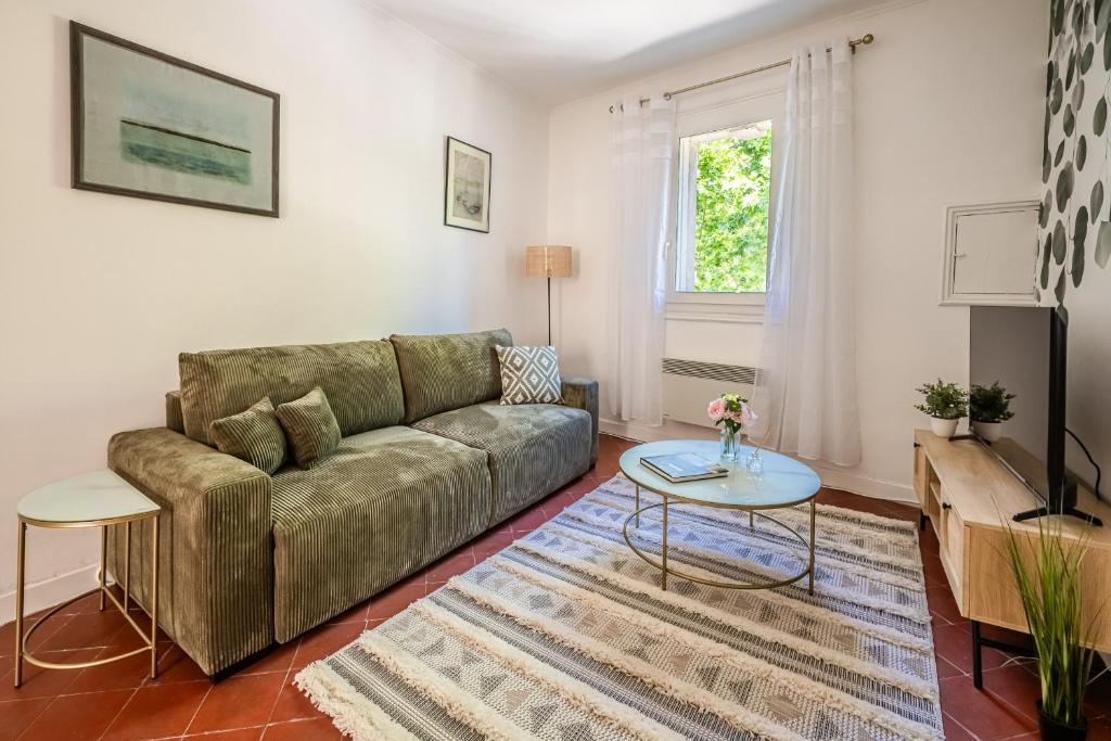 un salon avec un canapé et une table dans l'établissement Narbonne Rooftop apt, à Narbonne