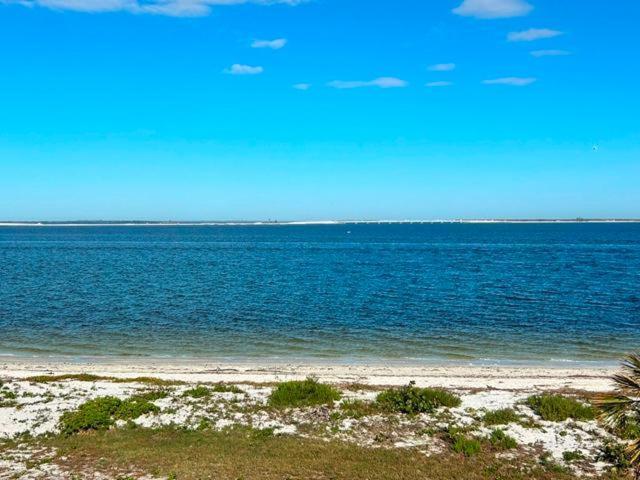 una vista de un gran cuerpo de agua en Lighthouse Point 325, en Sanibel