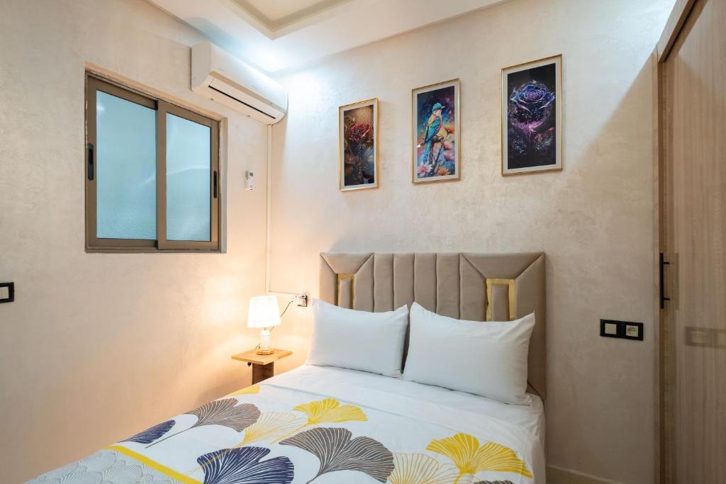 BenguerirにあるRiad Bollywood- UniStayのベッドと窓のある寝室