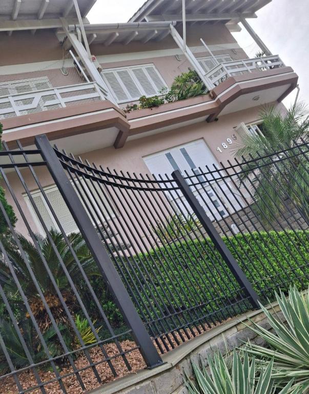 a fence in front of a house with plants at Ap Cabernet 2 in Bento Gonçalves