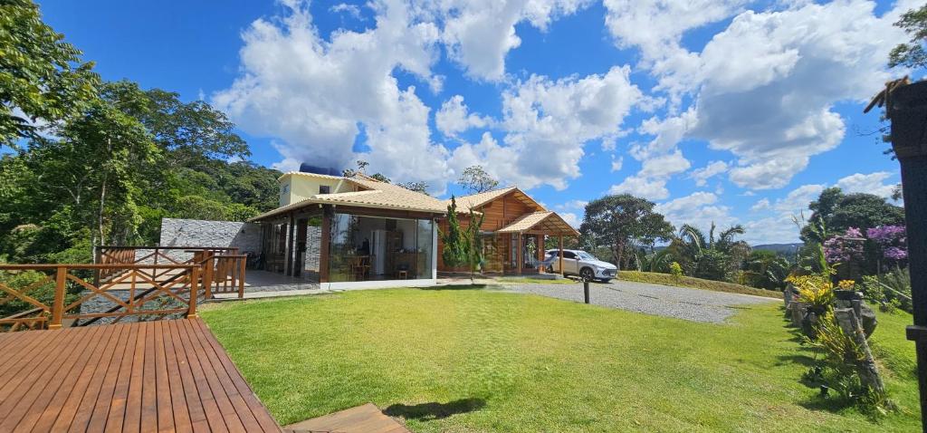 にあるChale Encanto - Domingos Martins ES - Santa Isabel wifiの前方の芝生の家