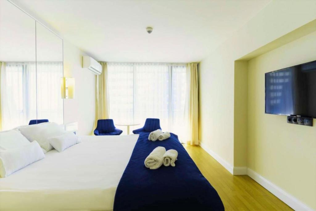 Rúm í herbergi á Restful Sea View Aparthotel in Orbi City Batumi