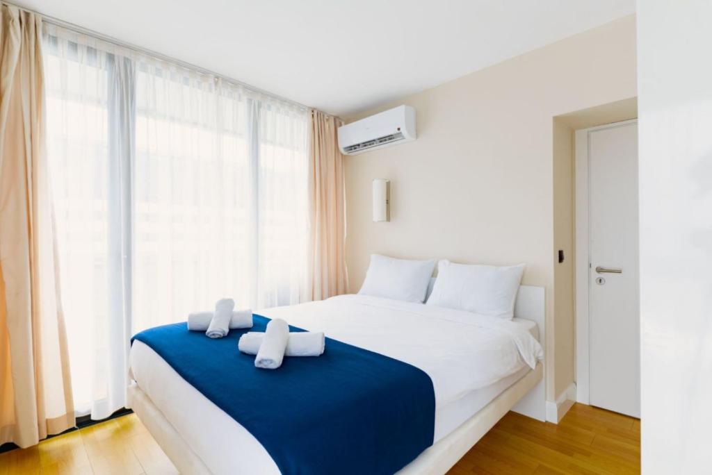 Rúm í herbergi á Opulent Sea View Aparthotel in Orbi City Batumi